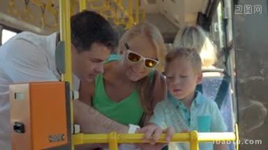 带着孩子乘坐城市<strong>公交车</strong>的家庭，父亲向儿子展示智能手表的工作原理，并允许他使用它